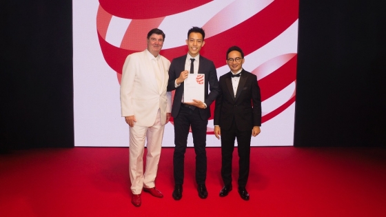Jansen Che winning the 2019 Red Dot Award for Product Design, Communication Design and Design Concepts