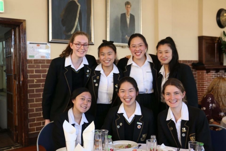 Jessie Xiao with group of friends in high school